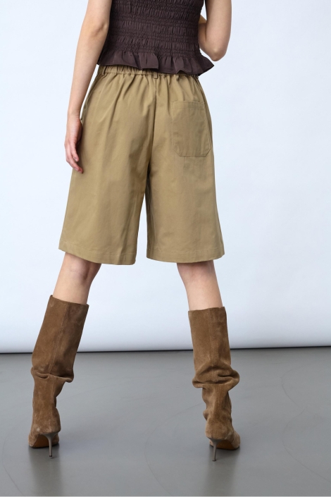 SisterS point zand dames korte broek | Model achteraanzicht