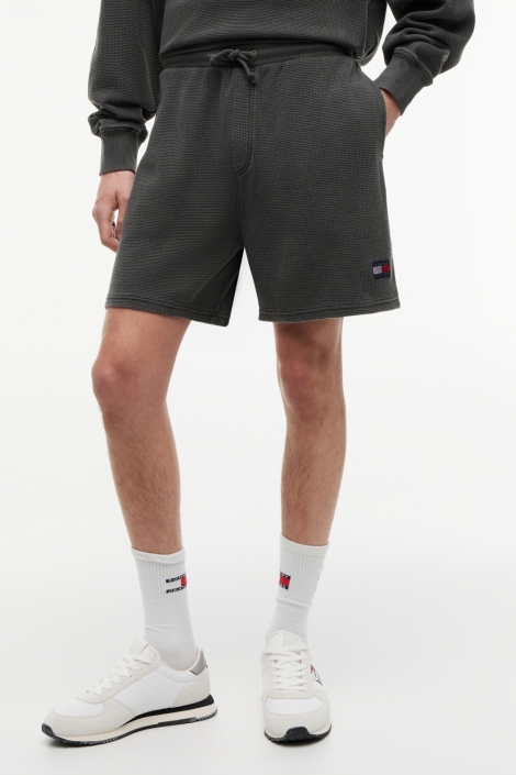 Tommy Jeans zwarte heren korte broek | Model vooraanzicht