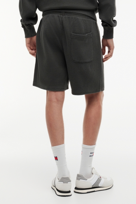 Tommy Jeans zwarte heren korte broek | Model achteraanzicht