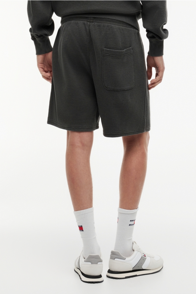 Tommy Jeans zwarte heren korte broek | Model achteraanzicht