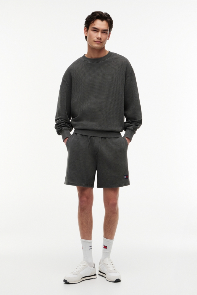 Tommy Jeans zwarte heren korte broek | Model