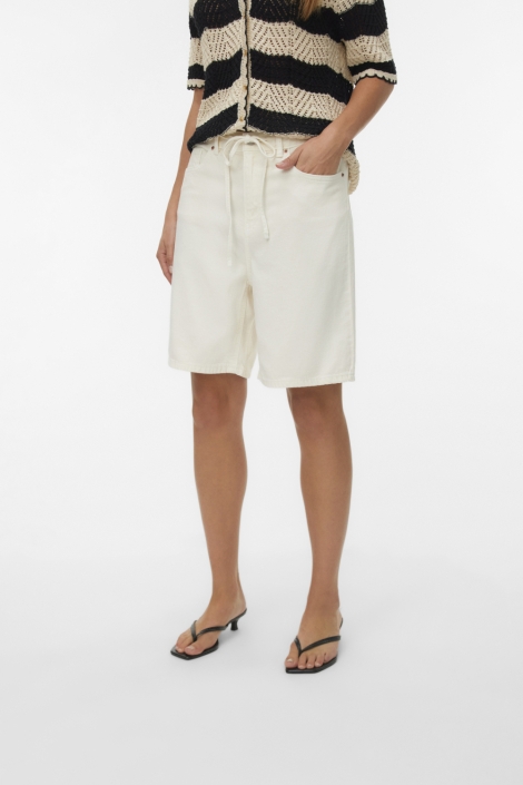 Vero Moda ecru dames korte broek | Model vooraanzicht