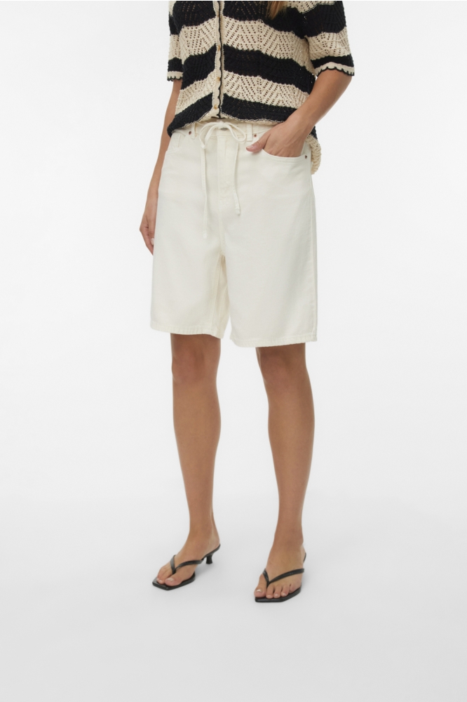 Vero Moda ecru dames korte broek | Model vooraanzicht