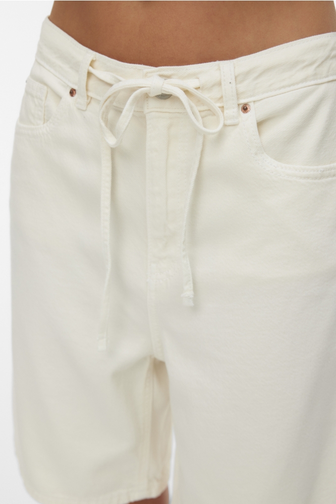 Vero Moda ecru dames korte broek | Close up