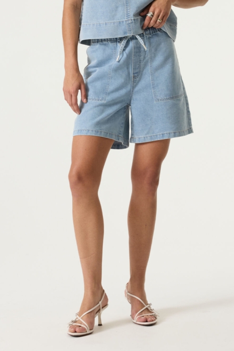 Garcia blauwe dames korte broek | Model vooraanzicht