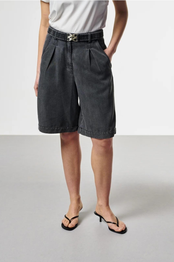 Aaiko grijze dames korte broek | Model vooraanzicht