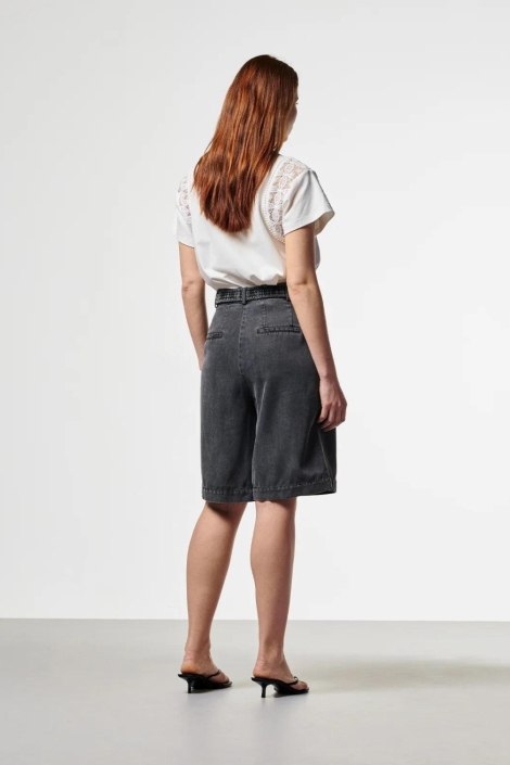 Aaiko grijze dames korte broek | Model achteraanzicht