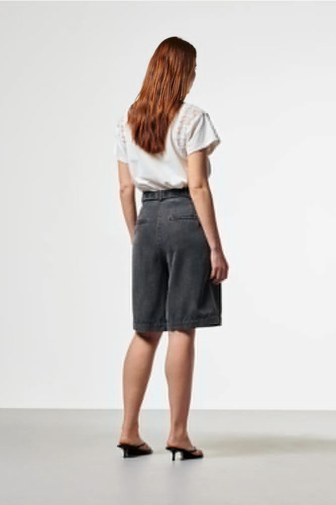 Aaiko grijze dames korte broek | Model achteraanzicht