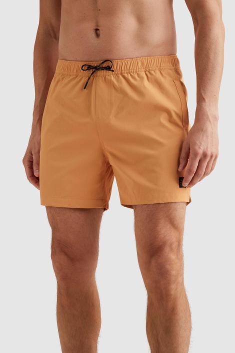 PME legend oranje heren korte broek | Model zijaanzicht