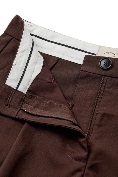 Freequent bruine dames korte broek | Close up
