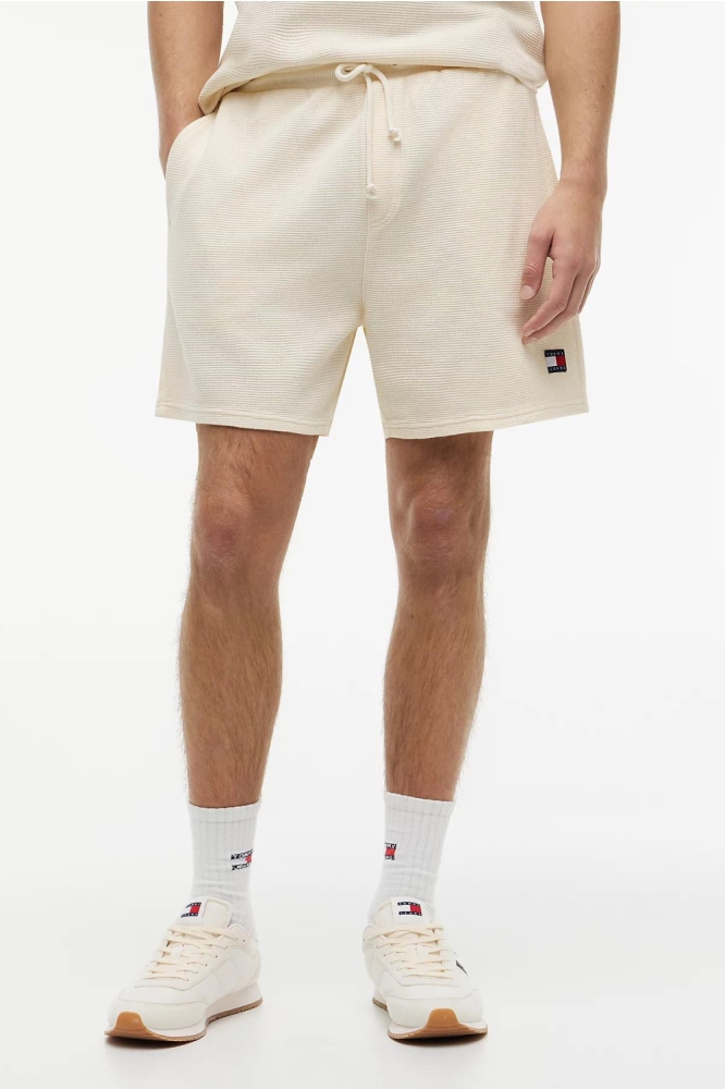 Tommy Jeans beige heren korte broek | Model vooraanzicht