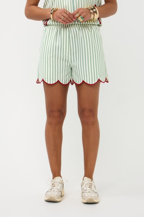 Ydence groene dames korte broek | Model vooraanzicht