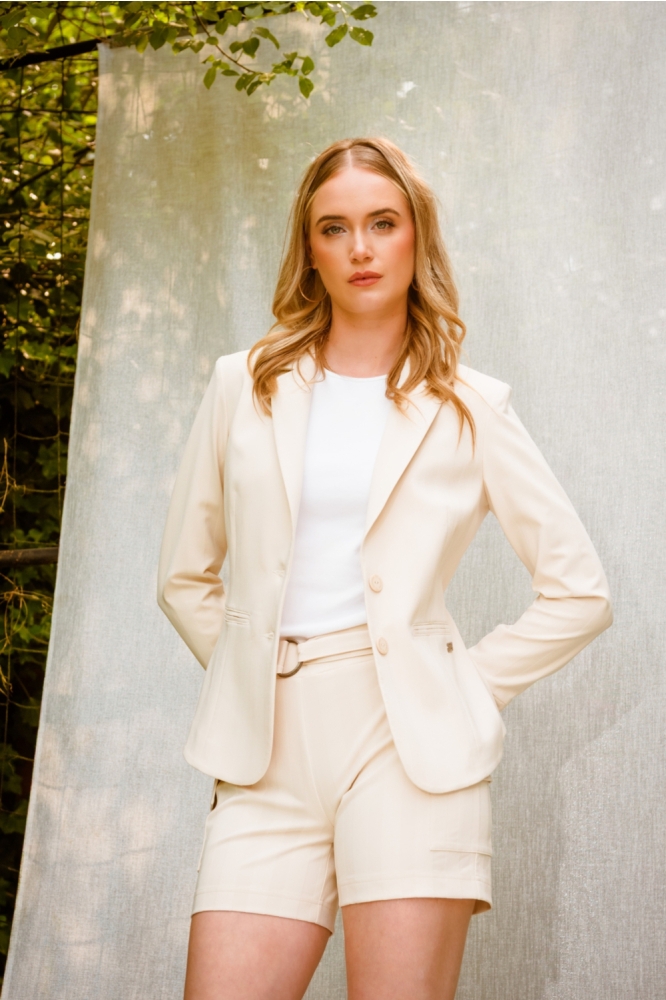 TQ Amsterdam beige dames korte broek | Model vooraanzicht