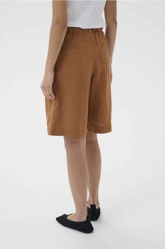 Part Two cognac dames korte broek | Model achteraanzicht