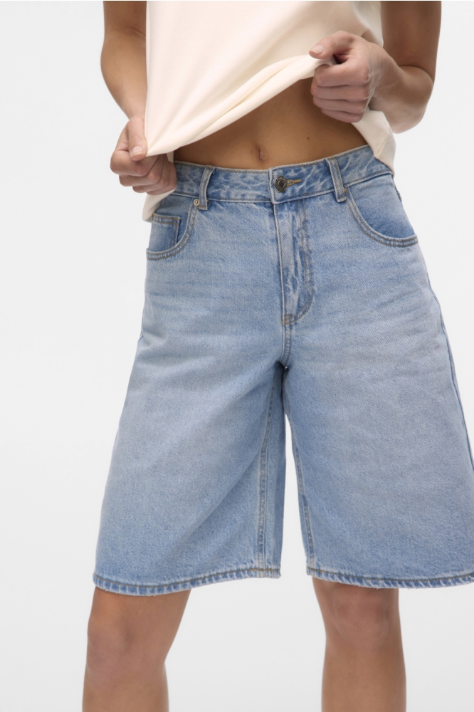 Vero Moda blauwe dames korte broek | Model vooraanzicht