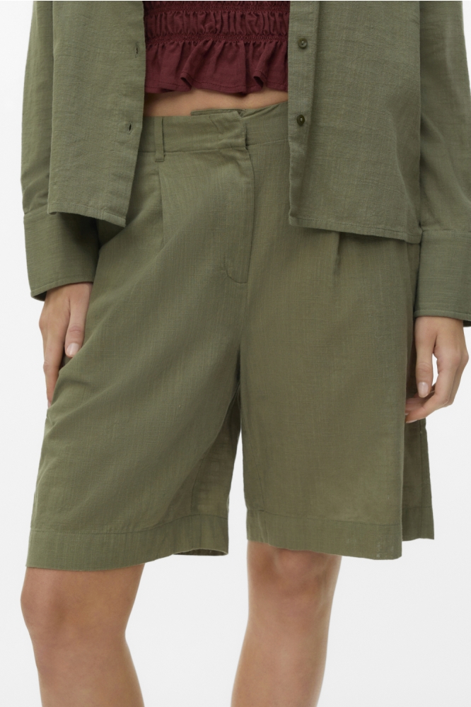 Vero Moda groene dames korte broek | Model vooraanzicht