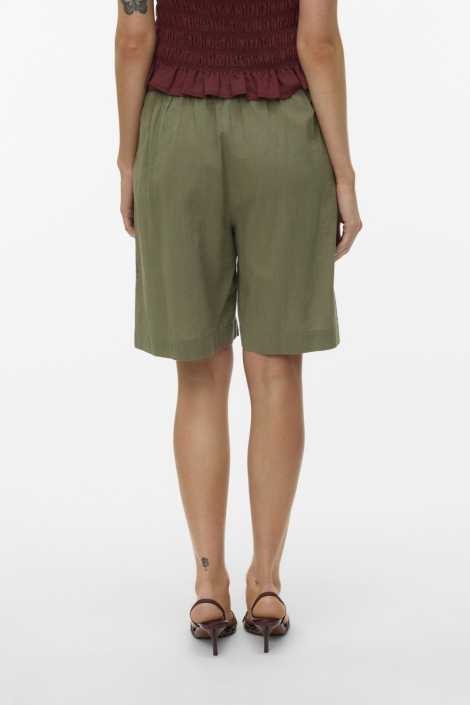 Vero Moda groene dames korte broek | Model achteraanzicht