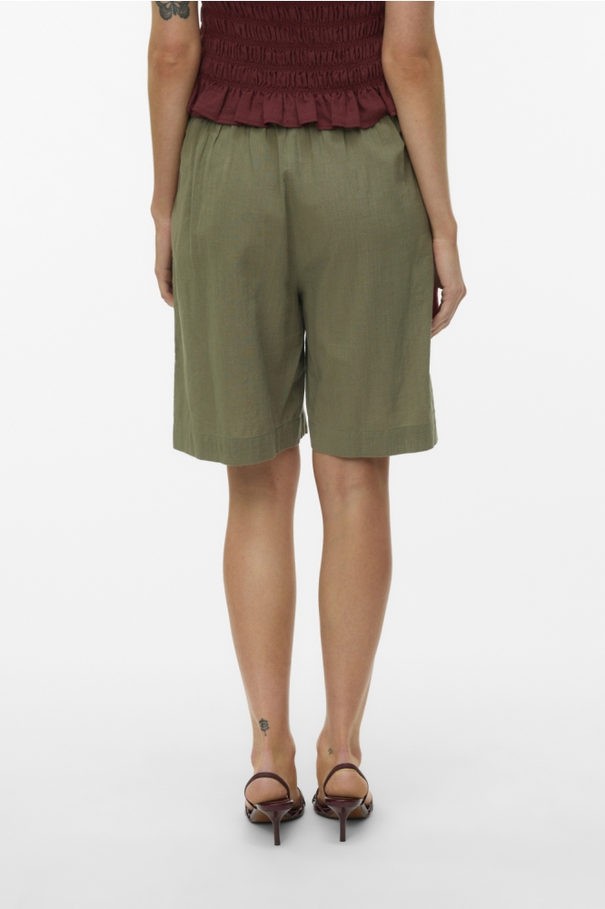 Vero Moda groene dames korte broek | Model achteraanzicht