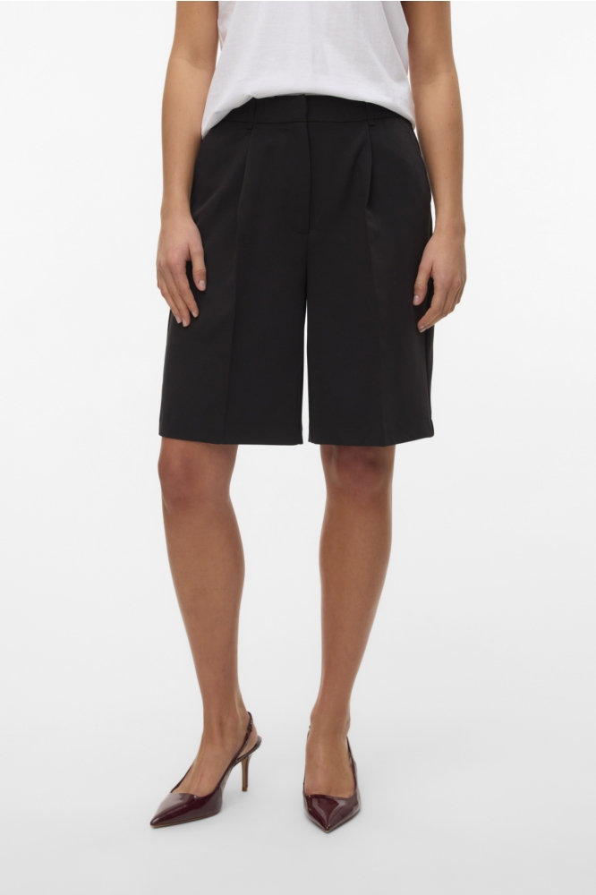 Vero Moda zwarte dames korte broek | Model vooraanzicht