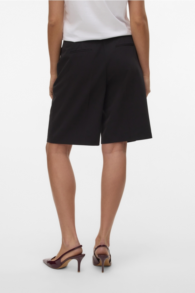 Vero Moda zwarte dames korte broek | Model achteraanzicht