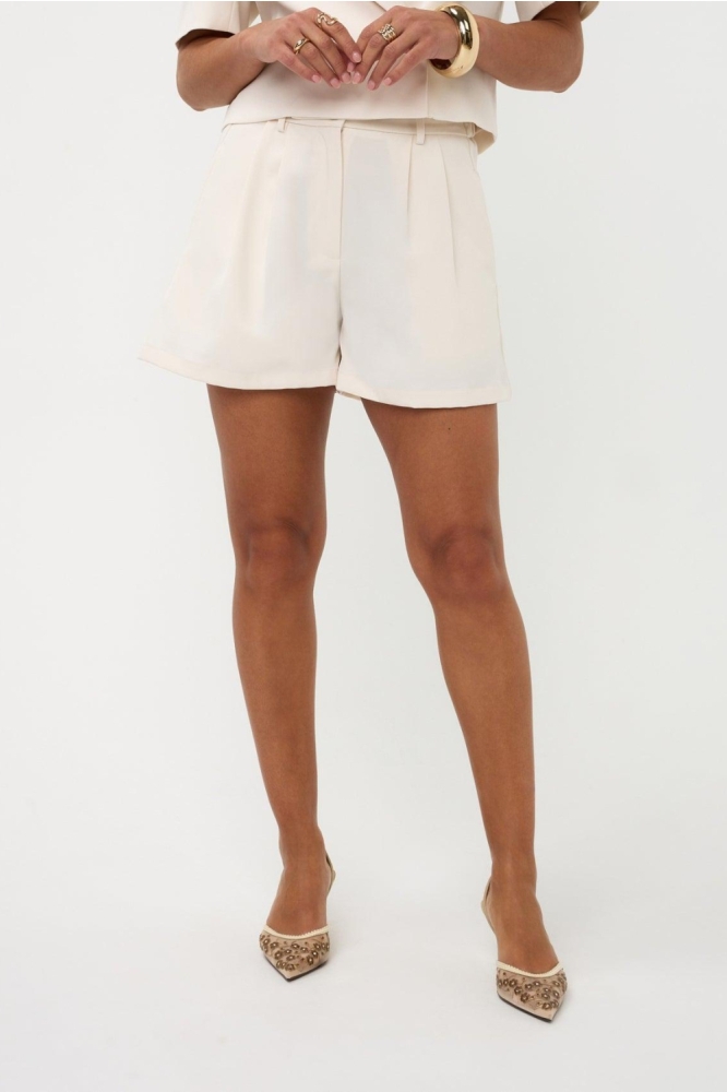 Ydence ecru dames korte broek | Model vooraanzicht