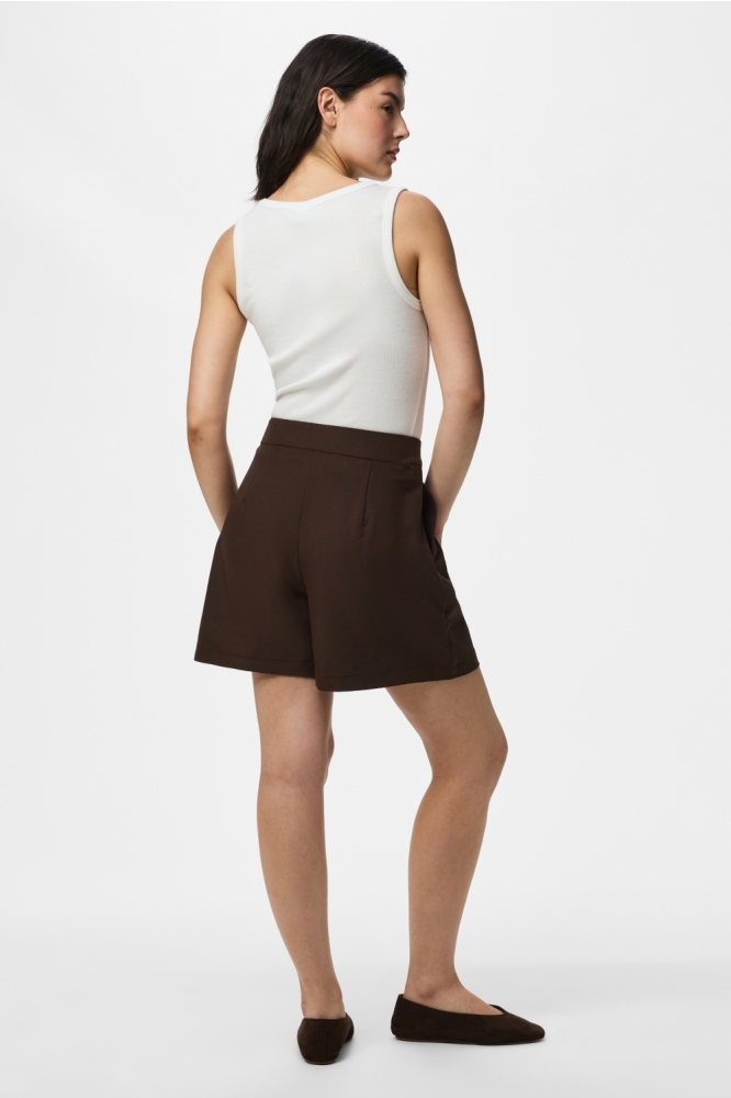 Pieces bruine dames korte broek | Model achteraanzicht