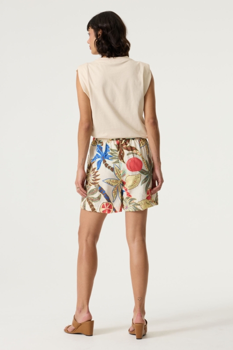 Garcia beige dames korte broek | Model achteraanzicht