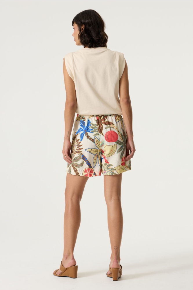 Garcia beige dames korte broek | Model achteraanzicht