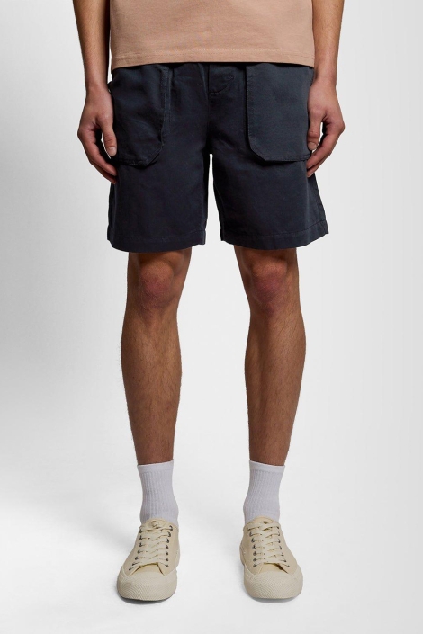 Lyle & Scott blauwe heren korte broek | Model vooraanzicht