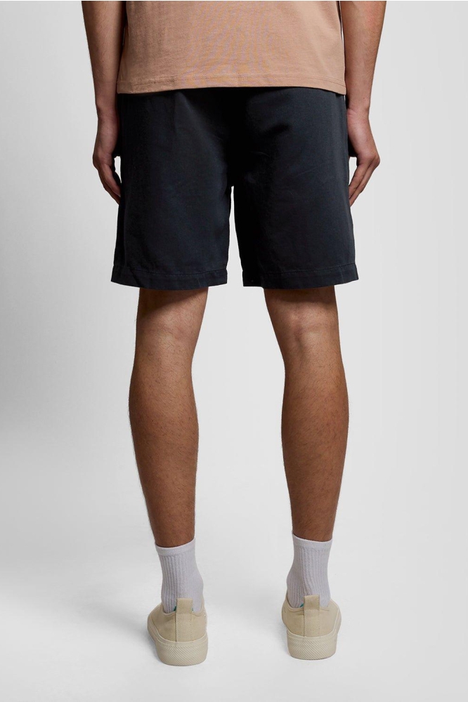 Lyle & Scott blauwe heren korte broek | Model achteraanzicht