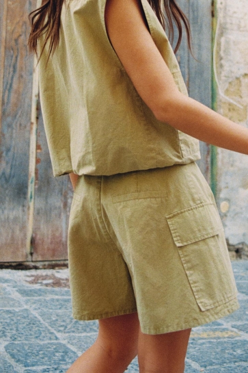 Refined Department Broek WOVEN CARGO SHORTS R2606241206 UMA 603 SAND