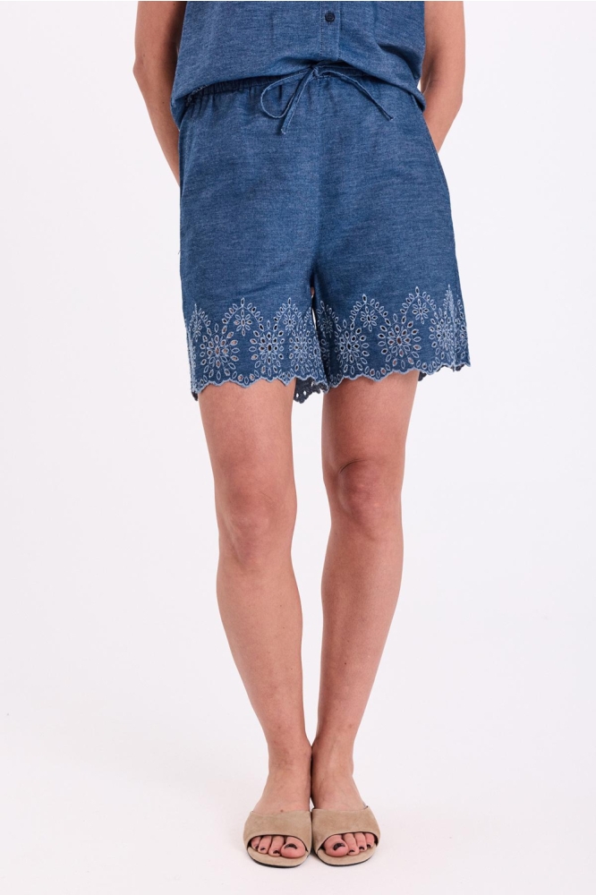 Freequent blauwe dames korte broek | Model vooraanzicht