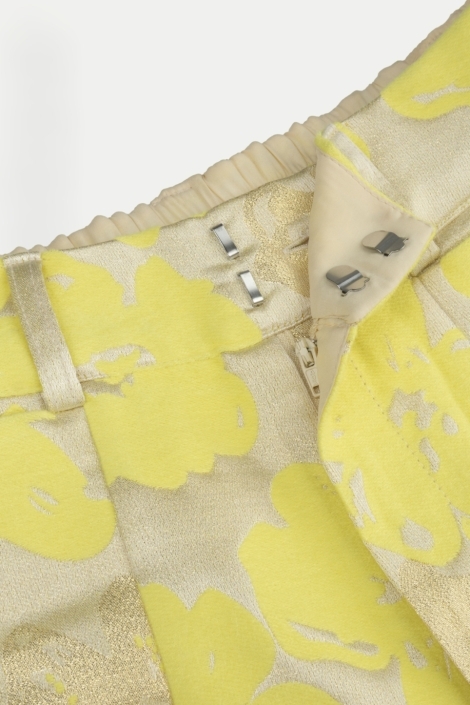 Studio Amaya gele dames korte broek | Close up