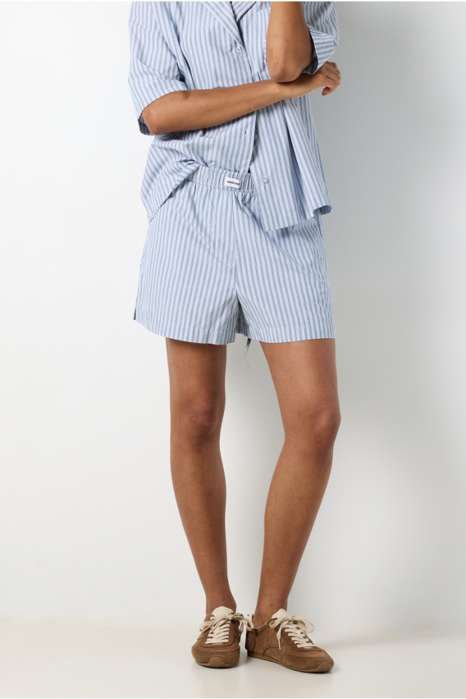 Noisy may blauwe dames korte broek | Model vooraanzicht