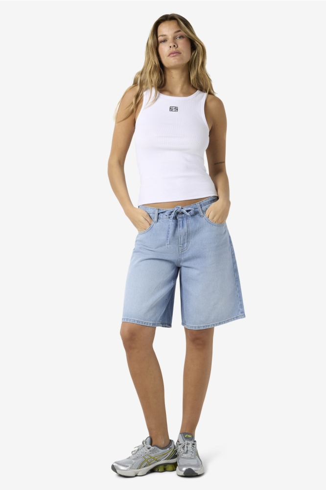 Noisy may blauwe dames korte broek | Model