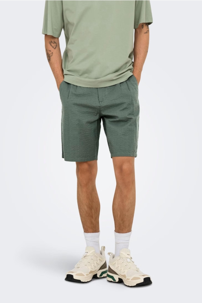 Only & Sons groene heren korte broek | Model vooraanzicht