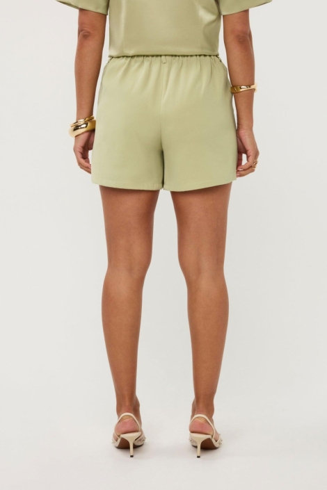 Ydence groene dames korte broek | Model achteraanzicht