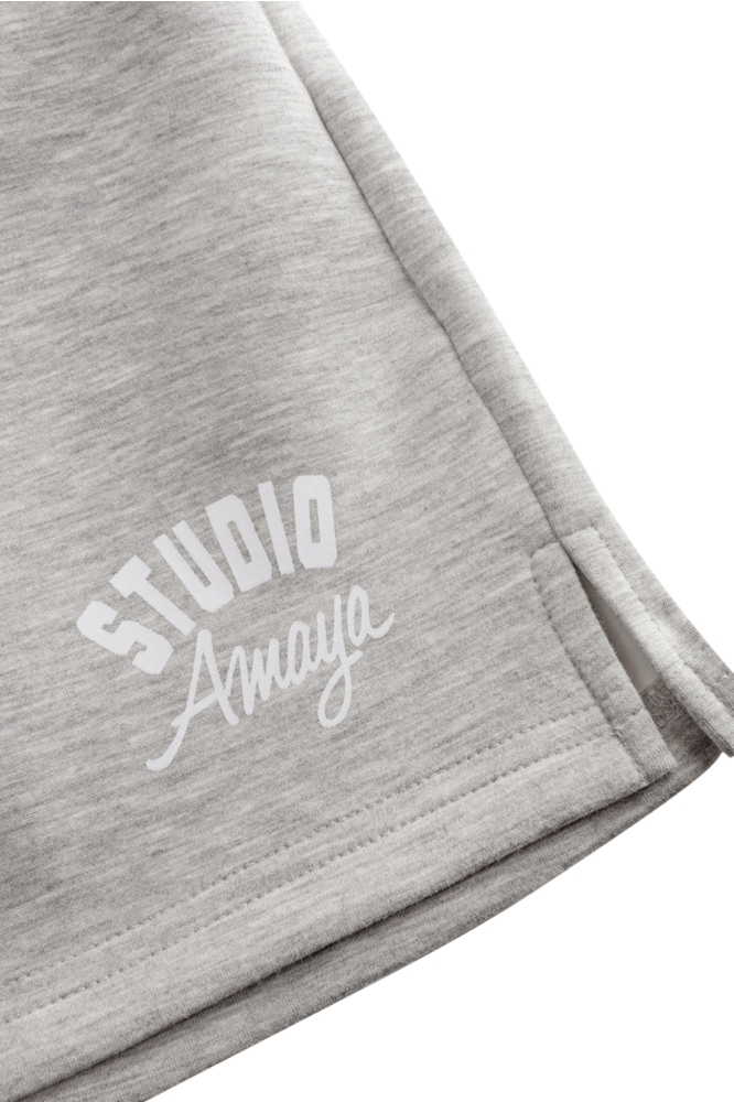 Studio Amaya grijze dames korte broek | Close up