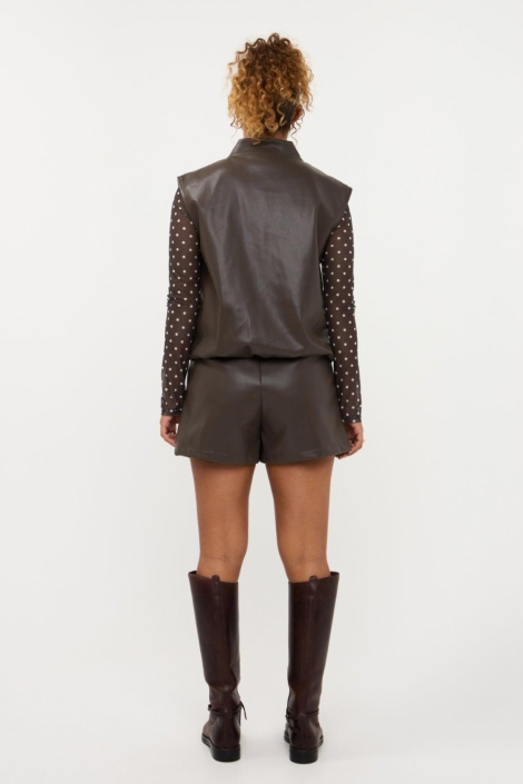 Ydence bruine dames korte broek | Model achteraanzicht