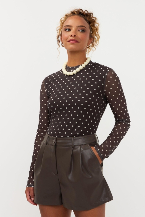 Ydence bruine dames korte broek | Model vooraanzicht