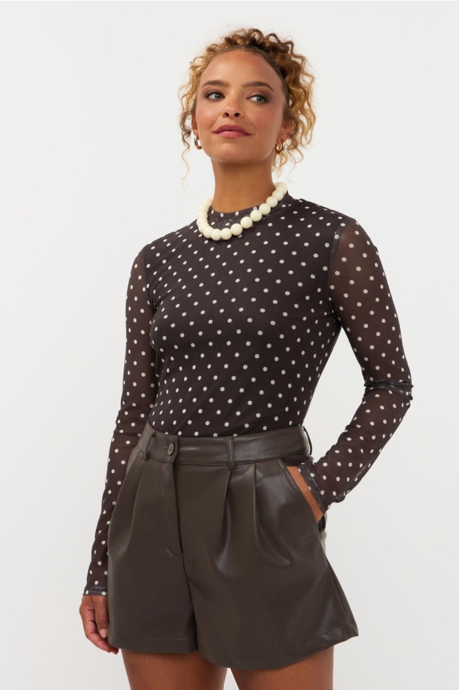 Ydence bruine dames korte broek | Model vooraanzicht