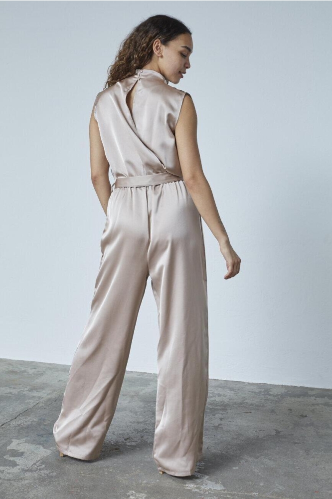 SisterS point taupe dames jumpsuit | Model achteraanzicht