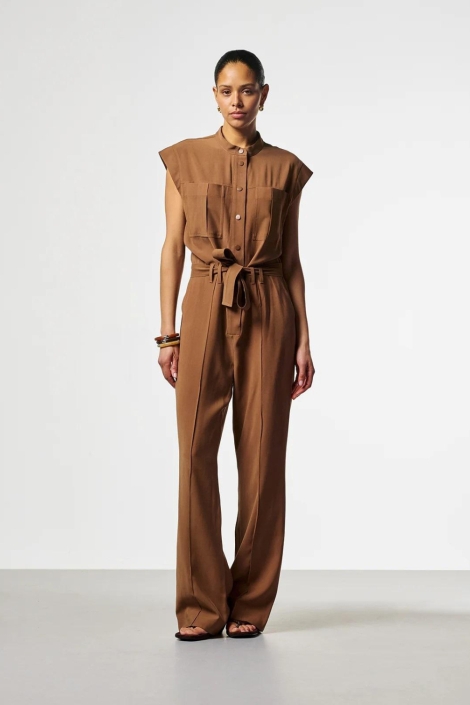 Aaiko bruine dames jumpsuit | Model vooraanzicht