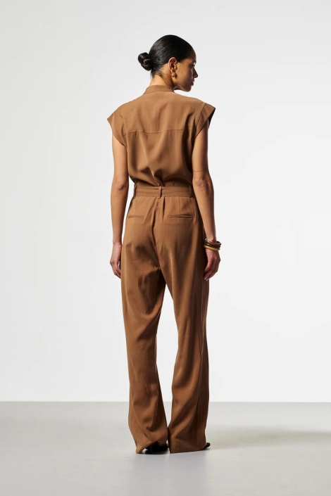 Aaiko bruine dames jumpsuit | Model achteraanzicht