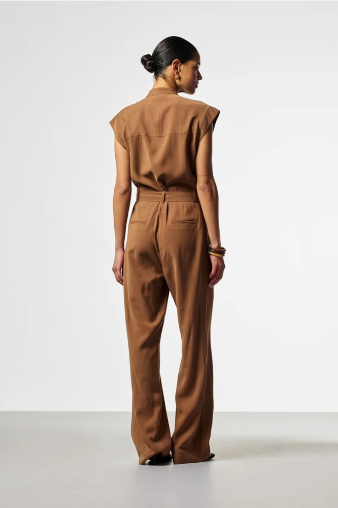 Aaiko bruine dames jumpsuit | Model achteraanzicht