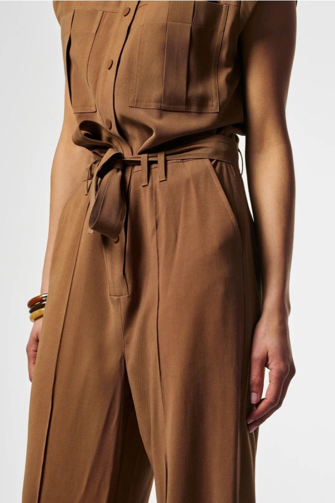 Aaiko bruine dames jumpsuit | Close up