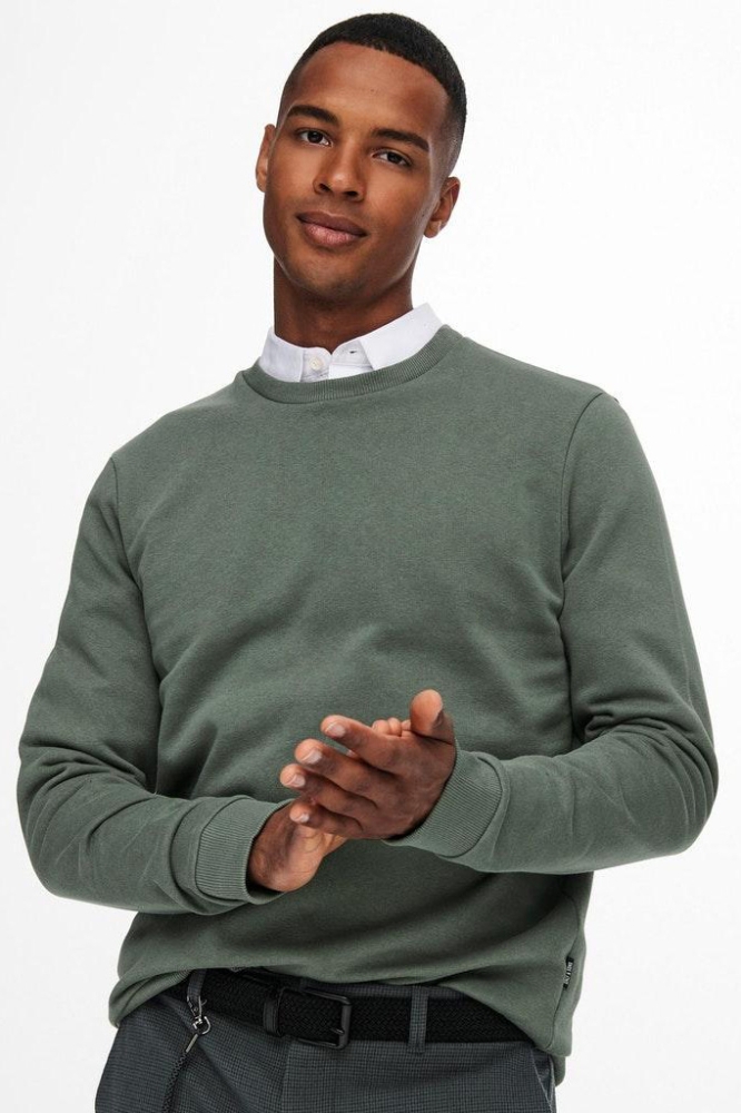 Only & Sons groene heren sweater | Model vooraanzicht
