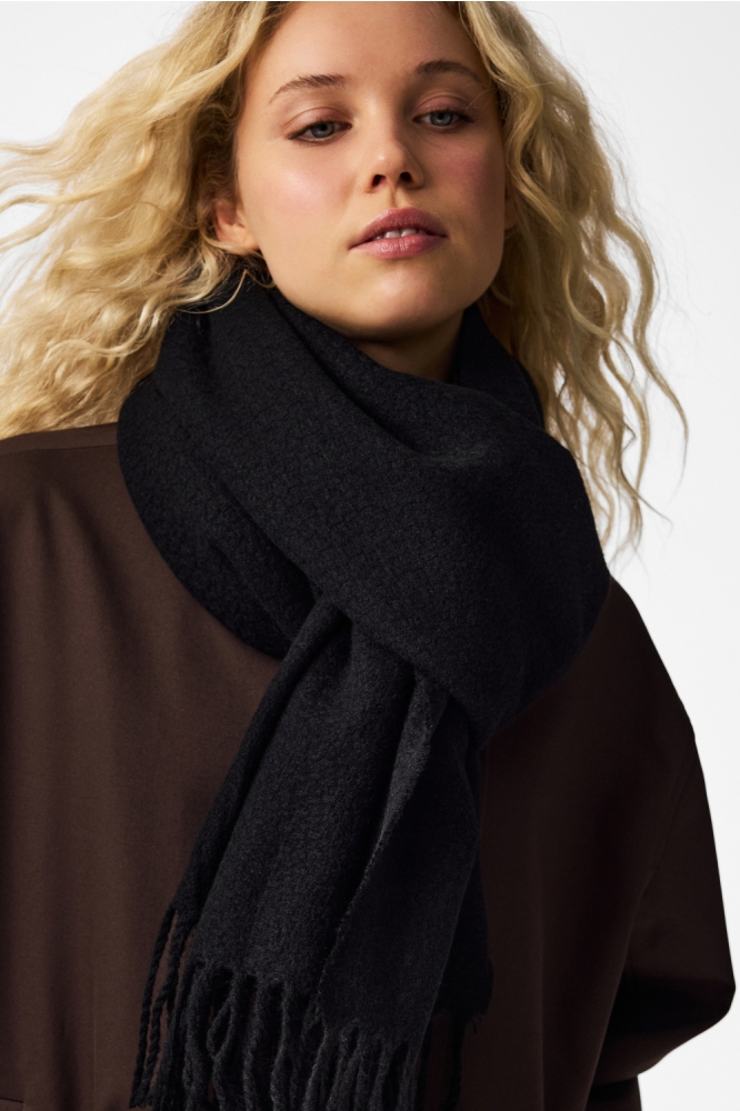 Pieces zwarte dames sjaal | Model vooraanzicht
