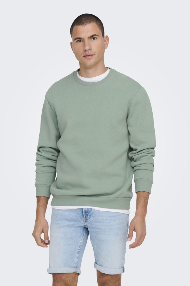 Only & Sons groene heren sweater | Model vooraanzicht