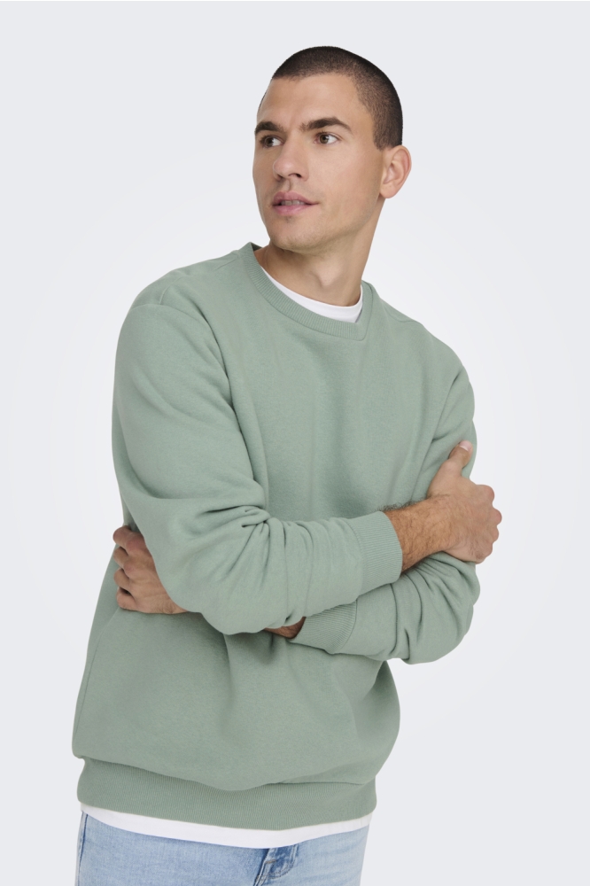Only & Sons groene heren sweater | Model vooraanzicht